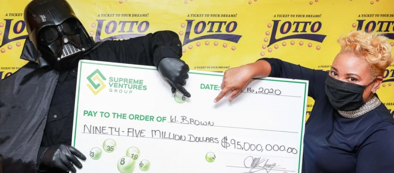 Τρομερός: Κέρδισε 95 εκατ. δολάρια και πήγε να τα πάρει... ντυμένος «Darth Vader» (φώτο - βίντεο)